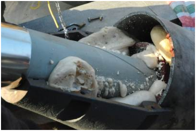 防雨罩下可見傳統發泡材料填充不緊實